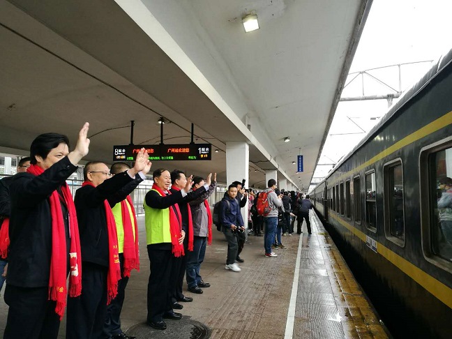 张宏斌出席广东省湖北商会2017 暖冬行动·爱心专(图2) 张宏斌出席广东省湖北商会2017 暖冬行动·爱心专(图2)